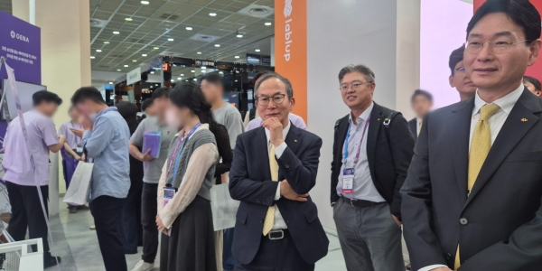 [현장] 양종희 이창권 조영서 총출동한 KB금융 돌봄 로봇 시연장, AI 시니어케어 미래 그린다