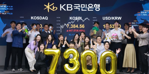 '풍선 들고 꽃가루 뿌리고', 증시 활황에 4대 은행 딜링룸 홍보 경쟁도 치열