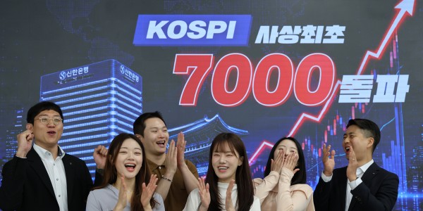 '풍선 들고 꽃가루 뿌리고', 증시 활황에 4대 은행 딜링룸 홍보 경쟁도 치열