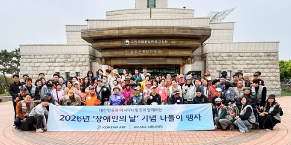 대한항공-아시아나항공 통합 앞서 조종사 연공서열 개정 '진통', <a href='https://www.businesspost.co.kr/BP?command=article_view&num=429406' class='human_link' style='text-decoration:underline' target='_blank'>조원태</a> 조종사 파업에 경영부담 커지나