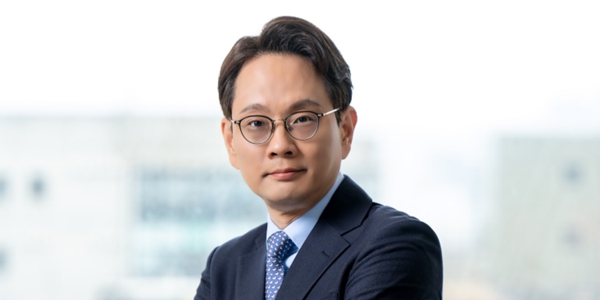 KT&G 전자담배 해외 진출 '아태·유라시아' 조준, <a href='https://www.businesspost.co.kr/BP?command=article_view&num=392023' class='human_link' style='text-decoration:underline' target='_blank'>방경만</a> 해외궐련 훈풍에 올라탄다