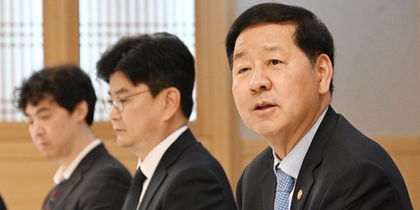 경제부총리 <a href='https://www.businesspost.co.kr/BP?command=article_view&num=433069' class='human_link' style='text-decoration:underline' target='_blank'>구윤철</a> "삼성전자 파업 절대 안 된다", 총파업 전운에 '긴급조정권' 발동하나