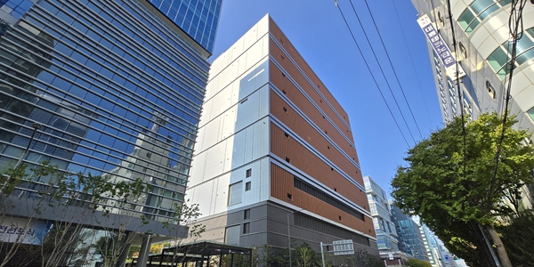 KT클라우드 AI 데이터센터 공격적 확장, <a href='https://www.businesspost.co.kr/BP?command=article_view&num=433780' class='human_link' style='text-decoration:underline' target='_blank'>박윤영</a> 'AX 플랫폼 컴퍼니' 전략 핵심축 부상