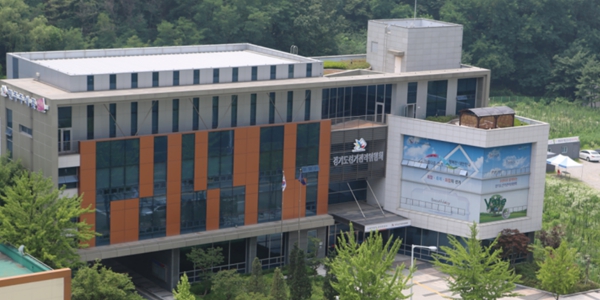 평택을 재선거 '뉴<a href='https://www.businesspost.co.kr/BP?command=article_view&num=425512' class='human_link' style='text-decoration:underline' target='_blank'>이재명</a>'과 '민주개혁 선명' 경쟁, 진보진영 내부 주도권 다툼으로 번져