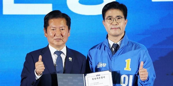 전북 무소속 <a href='https://www.businesspost.co.kr/BP?command=article_view&num=306274' class='human_link' style='text-decoration:underline' target='_blank'>김관영</a> 후보 약진에 민주당 위기감, '<a href='https://www.businesspost.co.kr/BP?command=article_view&num=436753' class='human_link' style='text-decoration:underline' target='_blank'>정청래</a> 공천' 역풍 거세지나