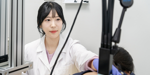 한국콜마 글로벌 럭셔리 브랜드 수주 확대 속도, <a href='https://www.businesspost.co.kr/BP?command=article_view&num=396133' class='human_link' style='text-decoration:underline' target='_blank'>윤상현</a> 선케어 성공 공식 스킨케어로 이식