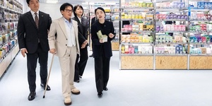 <a href='https://www.businesspost.co.kr/BP?command=article_view&num=426478' class='human_link' style='text-decoration:underline' target='_blank'>이재현</a> 올해 현장경영 'CJ올리브영'에 집중, <a href='https://www.businesspost.co.kr/BP?command=article_view&num=408620' class='human_link' style='text-decoration:underline' target='_blank'>이선정</a> 미국 첫 매장 안착 부담 백배