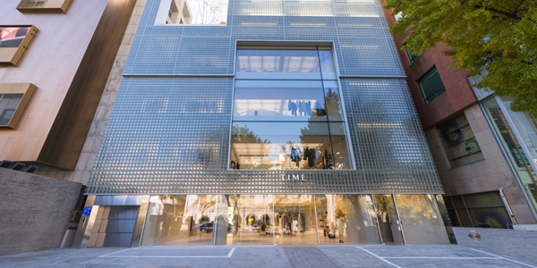 한섬 고가 패션 수요 회복 올라탄다, <a href='https://www.businesspost.co.kr/BP?command=article_view&num=435392' class='human_link' style='text-decoration:underline' target='_blank'>김민덕</a> '타임·마인·시스템' 브랜드 뚝심 결실 모드