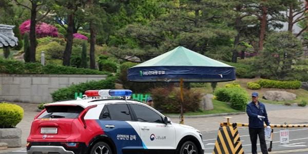 경찰·고용부, '잠수함 화재사고' HD현대중공업 울산 본사 압수수색 실시