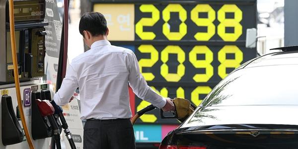 석유 최고가격 3연속 동결 커지는 부담, 물가는 잡았지만 난감해지는 '출구전략' 