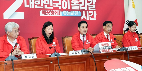 여야 지도부 지방선거 투표 독려, <a href='https://www.businesspost.co.kr/BP?command=article_view&num=436753' class='human_link' style='text-decoration:underline' target='_blank'>정청래</a> "주인 누구인지 보여야" <a href='https://www.businesspost.co.kr/BP?command=article_view&num=413621' class='human_link' style='text-decoration:underline' target='_blank'>장동혁</a> "<a href='https://www.businesspost.co.kr/BP?command=article_view&num=425512' class='human_link' style='text-decoration:underline' target='_blank'>이재명</a> 견제"