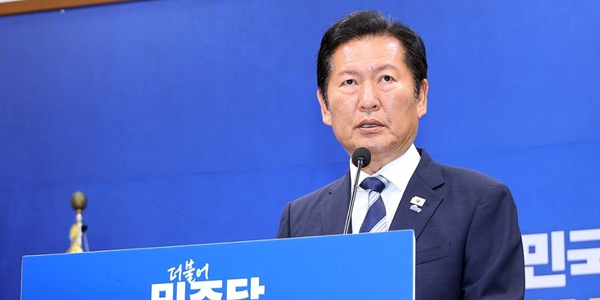 전북지사 선거 승리로 '최대 고비' 넘겼다, <a href='https://www.businesspost.co.kr/BP?command=article_view&num=436753' class='human_link' style='text-decoration:underline' target='_blank'>정청래</a> 당권 경쟁에 일단 파란불