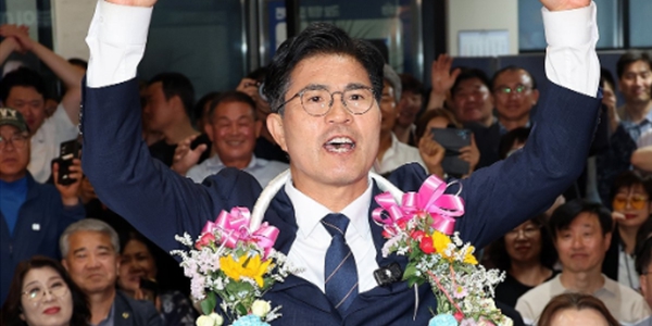 전북지사 선거 승리로 '최대 고비' 넘겼다, <a href='https://www.businesspost.co.kr/BP?command=article_view&num=436753' class='human_link' style='text-decoration:underline' target='_blank'>정청래</a> 당권 경쟁에 일단 파란불