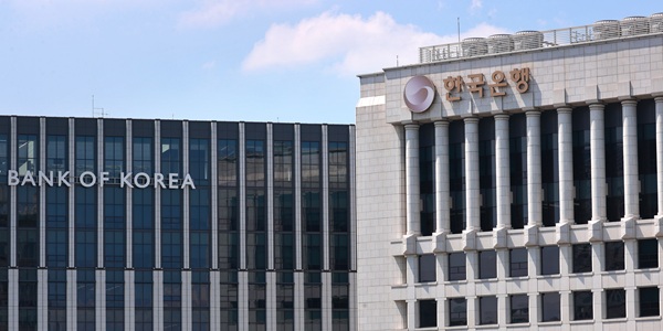 한국은행 '섣부른 금리 인상'에 주의보, 해외 전문가 "일본 버블경제 붕괴 재현 우려"