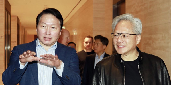 [젠슨 황 이펙트②] 젠슨 황이 판 짜는 'AI 생태계' 전쟁, 협력 확장하는 SK <a href='https://www.businesspost.co.kr/BP?command=article_view&num=425744' class='human_link' style='text-decoration:underline' target='_blank'>최태원</a>과 추격하는 삼성 <a href='https://www.businesspost.co.kr/BP?command=article_view&num=425511' class='human_link' style='text-decoration:underline' target='_blank'>이재용</a>