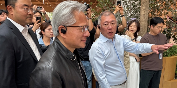 [현장] 현대차 방문한 젠슨 황 "<a href='https://www.businesspost.co.kr/BP?command=article_view&num=425898' class='human_link' style='text-decoration:underline' target='_blank'>정의선</a> 제안으로 새만금 AI 밸리에 데이터센터 건설"