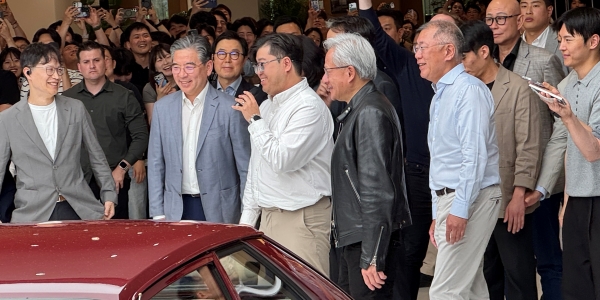 [현장] 현대차 방문한 젠슨 황 "<a href='https://www.businesspost.co.kr/BP?command=article_view&num=425898' class='human_link' style='text-decoration:underline' target='_blank'>정의선</a> 제안으로 새만금 AI 밸리에 데이터센터 건설"