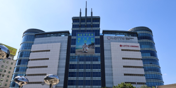 <a href='https://www.businesspost.co.kr/BP?command=article_view&num=432510' class='human_link' style='text-decoration:underline' target='_blank'>정현석</a> 롯데백화점 지역점포 성장전략 골몰, 부산 본점이 외국인 고객 모신 법에서 답 찾는다