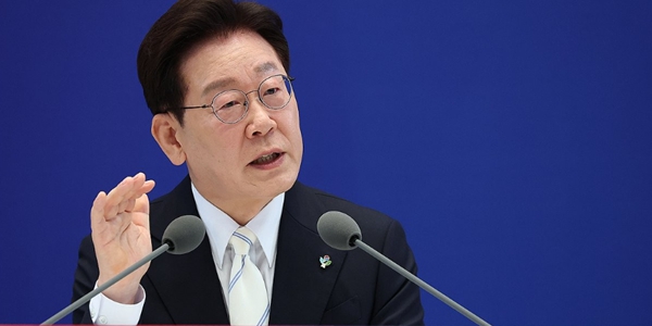 '금융으로 집값 잡기' <a href='https://www.businesspost.co.kr/BP?command=article_view&num=425512' class='human_link' style='text-decoration:underline' target='_blank'>이재명</a> 1년, 가계부채 비율 성과에도 여전한 '부동산 쏠림' 과제로