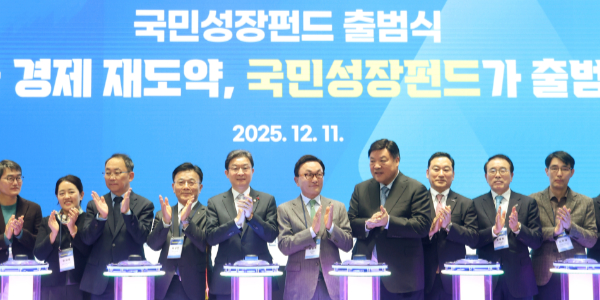 '해외 영토 확장' '퇴직연금' 이끈 미래에셋 <a href='https://www.businesspost.co.kr/BP?command=article_view&num=435183' class='human_link' style='text-decoration:underline' target='_blank'>박현주</a>, K생산적금융도 '선봉'에서 성과낸다