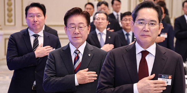 <a href='https://www.businesspost.co.kr/BP?command=article_view&num=425512' class='human_link' style='text-decoration:underline' target='_blank'>이재명</a> 정부 '성장전략 대전환' 첫발, 3대 메가프로젝트로 1%대 성장률 탈출 승부수