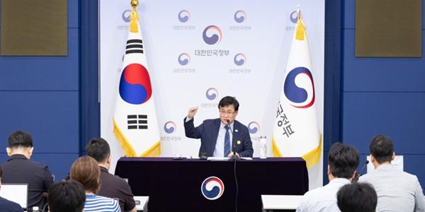 기후에너지환경부 출범 1년 맞아, 김성환 
