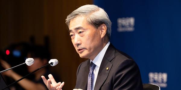 한국은행 금리 인상 신호 '섣부르다' 시각 나와, 해외 전문가 