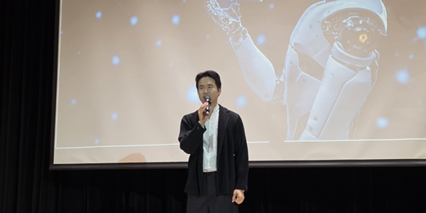 한세실업 휴머노이드 로봇 의류 전시회 개최, 김익환 