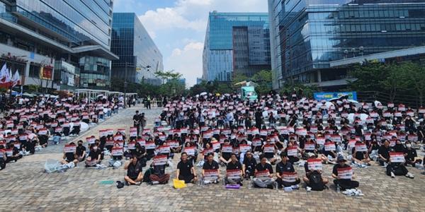 카카오 AI 중심 사업재편 속 조직 내부갈등 폭발, 사법 리스크 <a href='https://www.businesspost.co.kr/BP?command=article_view&num=426040' class='human_link' style='text-decoration:underline' target='_blank'>김범수</a>의 침묵에 쏠리는 눈