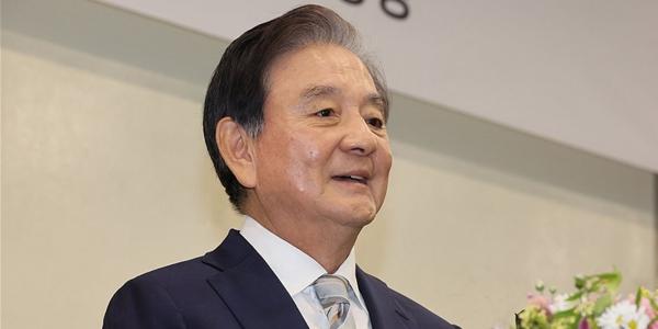 중앙홀딩스 회장 홍석현, BGF 이어 BGF리테일 보유 지분도 일부 매각 