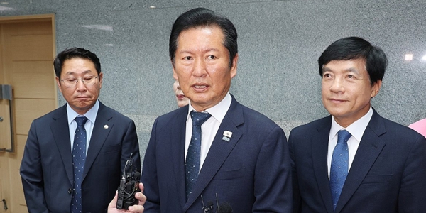 <a href='https://www.businesspost.co.kr/BP?command=article_view&num=439224' class='human_link' style='text-decoration:underline' target='_blank'>김민석</a> 총리 퇴임 동시에 '당권 도전' 본격화, '명심'이 '당심'으로 이어질까