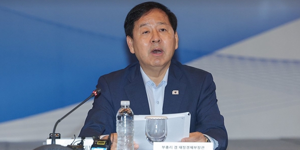 3대 메가프로젝트 다음은 서비스산업, <a href='https://www.businesspost.co.kr/BP?command=article_view&num=441001' class='human_link' style='text-decoration:underline' target='_blank'>이재명</a> 정부 15년 표류한 '서발법' 입법 속도