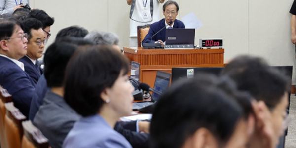 홈플러스 회생 압박 나서는 정무위, MBK·메리츠 책임 핑퐁 '2천억 조달' 관철할까 
