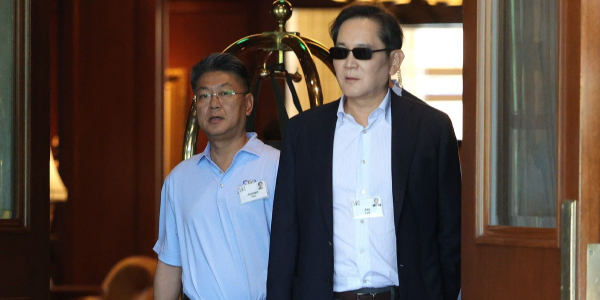 삼성전자 테슬라 인공지능 칩 'AI5' 생산준비 완료, <a href='https://www.businesspost.co.kr/BP?command=article_view&num=383305' class='human_link' style='text-decoration:underline' target='_blank'>한진만</a> 2나노 파운드리 AMD·메타 대형 고객사 확보 속도