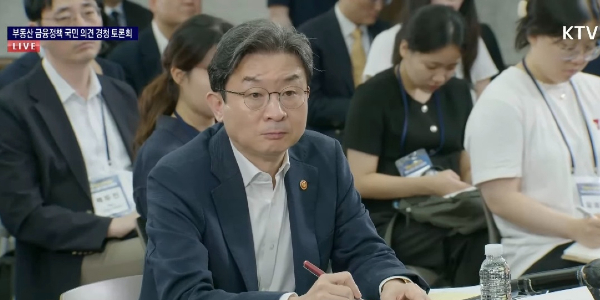 금융위원장 <a href='https://www.businesspost.co.kr/BP?command=article_view&num=409984' class='human_link' style='text-decoration:underline' target='_blank'>이억원</a> 가계부채 규제 강화 밀고 간다, 실수요자 대출절벽 '혜안' 주목