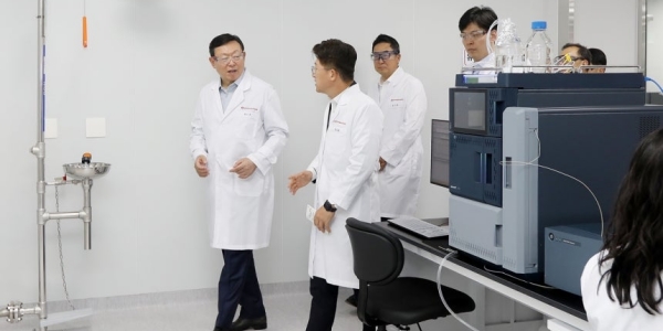 <a href='https://www.businesspost.co.kr/BP?command=article_view&num=441237' class='human_link' style='text-decoration:underline' target='_blank'>신동빈</a> 언급한 '롯데 10년 정체' 깰 무기는, 유통·식품 '성과'에도 바이오 '시험대' 오른다 