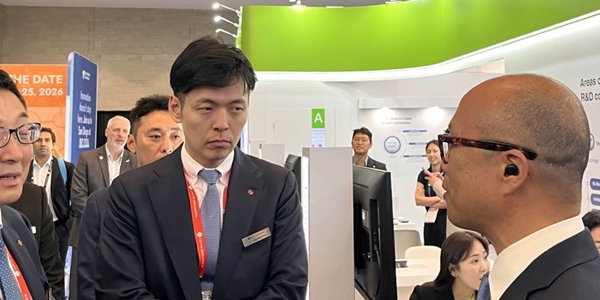 <a href='https://www.businesspost.co.kr/BP?command=article_view&num=441237' class='human_link' style='text-decoration:underline' target='_blank'>신동빈</a> 언급한 '롯데 10년 정체' 깰 무기는, 유통·식품 '성과'에도 바이오 '시험대' 오른다 