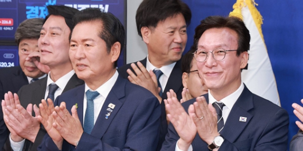 민주당 당권 승부 본궤도에, <a href='https://www.businesspost.co.kr/BP?command=article_view&num=439224' class='human_link' style='text-decoration:underline' target='_blank'>김민석</a> '당정 일체'냐 <a href='https://www.businesspost.co.kr/BP?command=article_view&num=436753' class='human_link' style='text-decoration:underline' target='_blank'>정청래</a> '민주당답게'냐