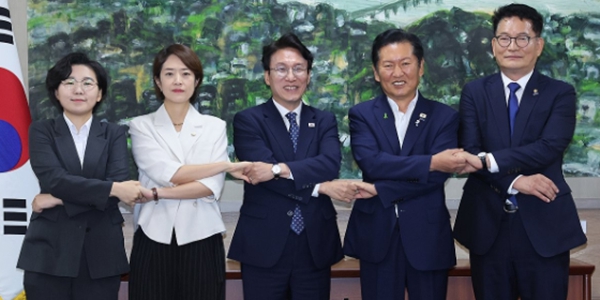 민주당 당권 승부 본궤도에, <a href='https://www.businesspost.co.kr/BP?command=article_view&num=439224' class='human_link' style='text-decoration:underline' target='_blank'>김민석</a> '당정 일체'냐 <a href='https://www.businesspost.co.kr/BP?command=article_view&num=436753' class='human_link' style='text-decoration:underline' target='_blank'>정청래</a> '민주당답게'냐