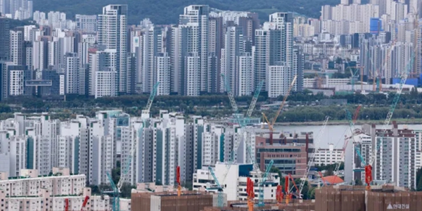 <a href='https://www.businesspost.co.kr/BP?command=article_view&num=441001' class='human_link' style='text-decoration:underline' target='_blank'>이재명</a> 부동산대책 '보유세 강화'로는 한계, '15억 이하 쏠림' 대응할 정책조합 한목소리