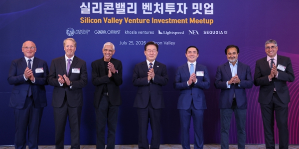 9500억 달러 'AI 동맹' 맺은 <a href='https://www.businesspost.co.kr/BP?command=article_view&num=441001' class='human_link' style='text-decoration:underline' target='_blank'>이재명</a>, '넥스트 삼성' 육성으로 실행력 높인다