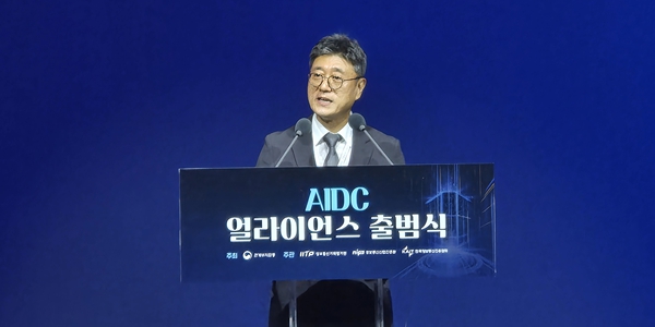 SK·LG·삼성 포함 'AI데이터센터 얼라이언스' 출범, 과기부총리 <a href='https://www.businesspost.co.kr/BP?command=article_view&num=436564' class='human_link' style='text-decoration:underline' target='_blank'>배경훈</a> "3~5년이 AI 골든타임"