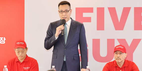 [<a href='https://www.businesspost.co.kr/BP?command=article_view&num=436997' class='human_link' style='text-decoration:underline' target='_blank'>김동선</a> 독립경영①] 한화그룹 입사 12년 만에 '10조 지주사' 수장으로, <a href='https://www.businesspost.co.kr/BP?command=article_view&num=436997' class='human_link' style='text-decoration:underline' target='_blank'>김동선</a> 온전한 지분독립은 언제쯤