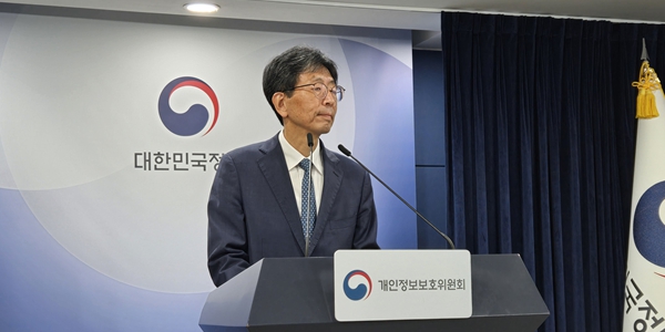 KT 개인정보 유출 과징금 540억 확정, <a href='https://www.businesspost.co.kr/BP?command=article_view&num=433780' class='human_link' style='text-decoration:underline' target='_blank'>박윤영</a> 해킹사고 벗고 18조 AX 투자 속도전
