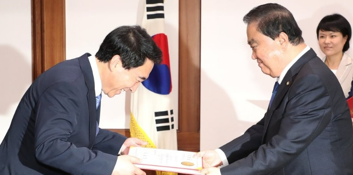 박수현이 2018년 7월13일 <a href='https://www.businesspost.co.kr/BP?command=article_view&num=162782' class='human_link' style='text-decoration:underline' target='_blank'>문희상</a> 국회의장(오른쪽)에게 임명장을 수여받고 있다. <연합뉴스>
