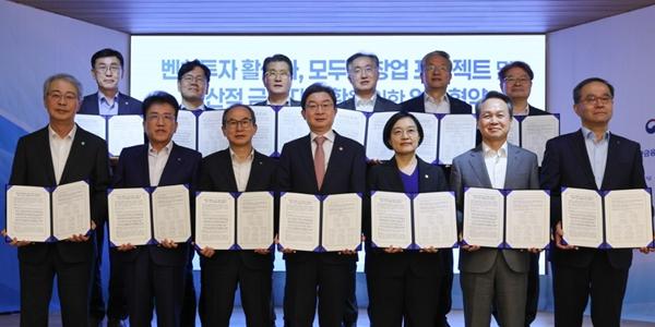 [데스크리포트 7월] 한국 금융산업이 하나의 축구팀이라면, 감독은 누구일까