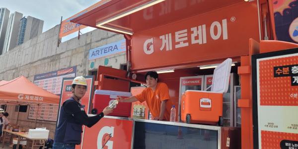 롯데칠성음료 금호건설 현장서 온열질환 예방 캠페인, 근로자 200명 지원