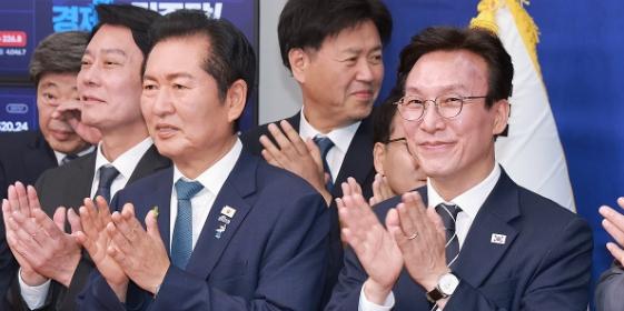민주당 당권 승부 본궤도에, 김민석 '당정 일체'냐 정청래 '민주당답게'냐