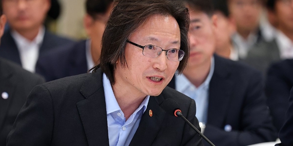 공정위 <a href='https://www.businesspost.co.kr/BP?command=article_view&num=412408' class='human_link' style='text-decoration:underline' target='_blank'>주병기</a> 배달앱 수수료 '상한제·점주 공동협상' 투트랙, 자율상생 한계 넘을까