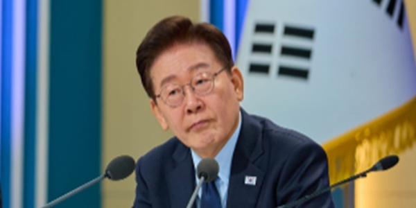 '대출 대란' 해결 과제 안은 금융위 <a href='https://www.businesspost.co.kr/BP?command=article_view&num=409984' class='human_link' style='text-decoration:underline' target='_blank'>이억원</a>, 잔금·중도금·이주비 대출 길 열어주나